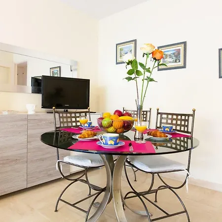 Palais Royal Yourhosthelper Apartman *