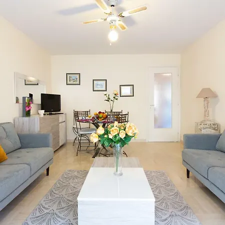 Palais Royal Yourhosthelper