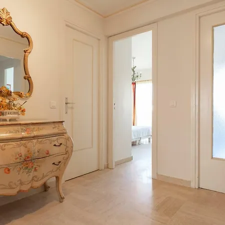 Palais Royal Yourhosthelper